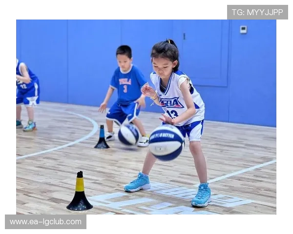 坚持梦想每天早起去足球训练塑造强健体魄与坚毅精神